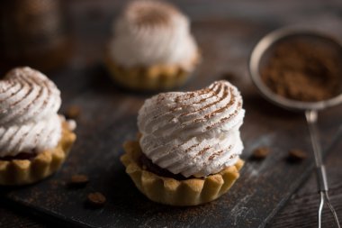 Kremalı kek rustik koyu arka plan üzerine.