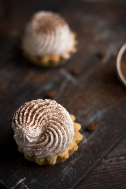 Kremalı kek rustik koyu arka plan üzerine.