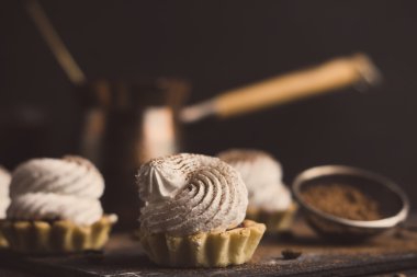 Kremalı kek rustik koyu arka plan üzerine.