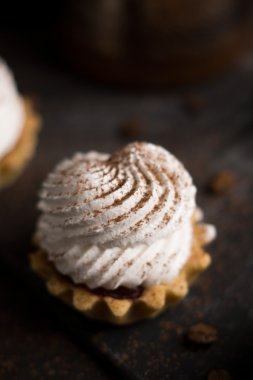 Kremalı kek rustik koyu arka plan üzerine.