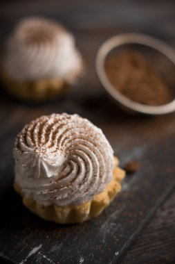 Kremalı kek rustik koyu arka plan üzerine.