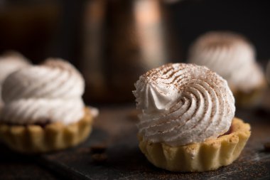 Kremalı kek rustik koyu arka plan üzerine.