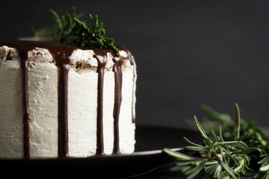 Kremalı pasta çikolata sır ile