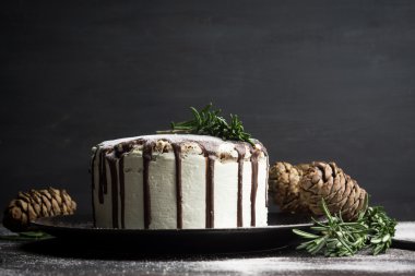 Kremalı pasta çikolata sır ile