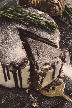 Kremalı pasta çikolata sır ile