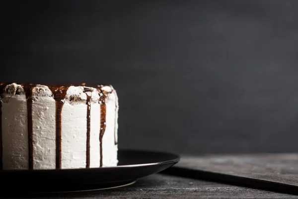 Bolo cremoso com cobertura de chocolate — Fotografia de Stock