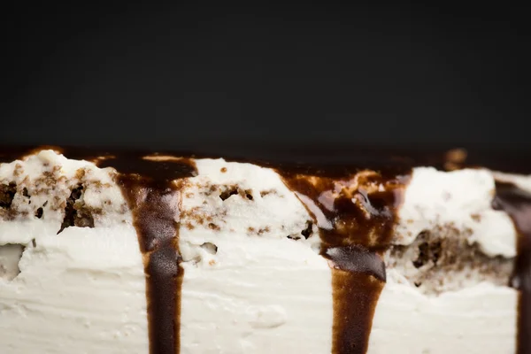 Romige taart met chocolade glazuur — Stockfoto