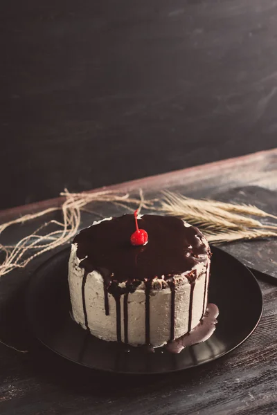 Кремовый торт с шоколадной глазурью — стоковое фото