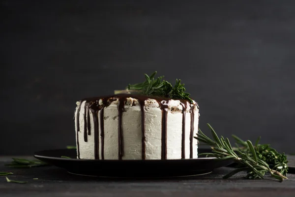 Kremalı pasta çikolata sır ile — Stok fotoğraf