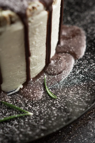 Gâteau crémeux avec glaçage au chocolat — Photo