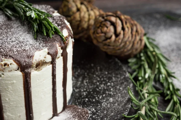 Creamy cake with chocolate glaze — Stock Photo, Image