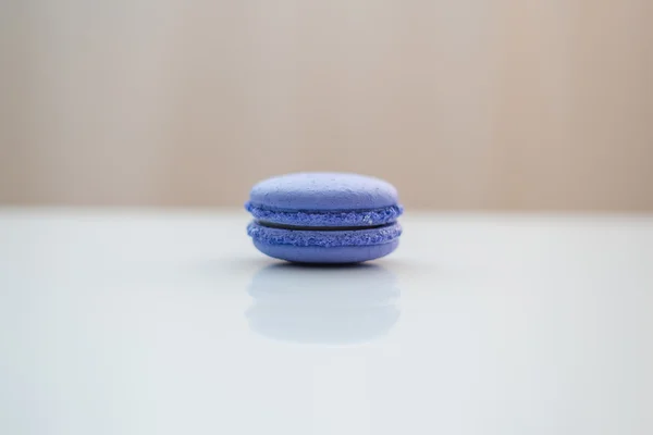 Doces franceses tradicionais, macaron, isolado contra um branco — Fotografia de Stock