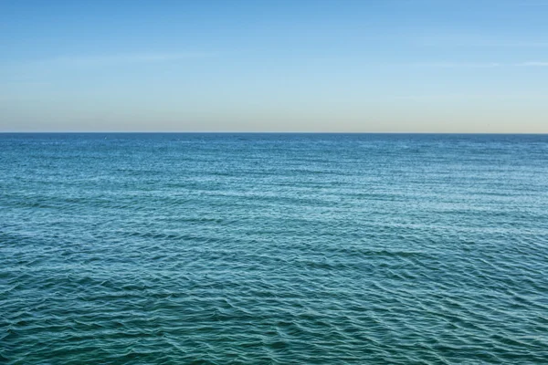 Una escena pacífica de un tranquilo mar negro Fotos De Stock