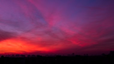 Fantastik günbatımı ve şehir silueti