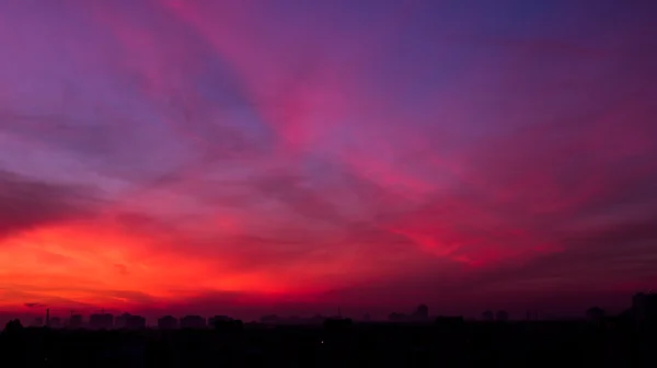 Fantastik günbatımı ve şehir silueti