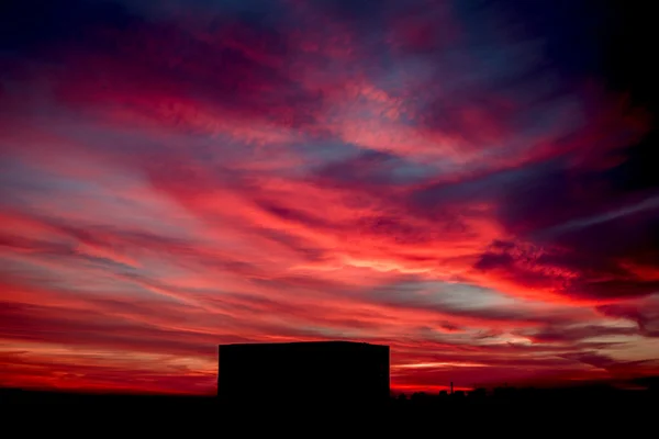 Fantastik günbatımı ve şehir silueti