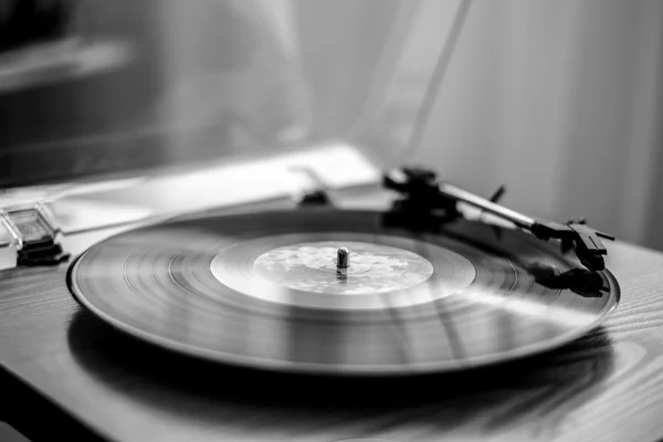 Kayıt oyuncu oynarken vinil