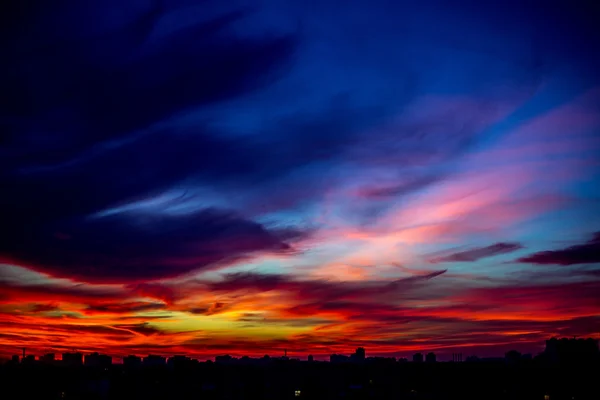 Fantastik günbatımı ve şehir silueti