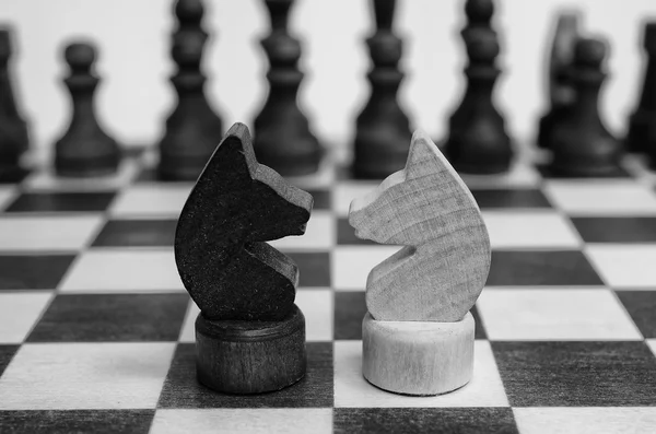 Két lovag egy sakktábla. Konfrontáció. — Stock Fotó