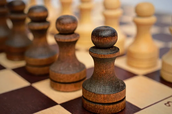 Troep pionnen op een schaakbord. — Stockfoto