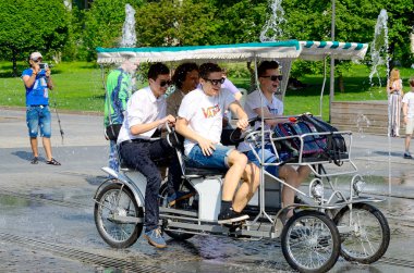 Genç erkek velomobile sürme.