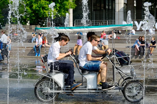 Los hombres jóvenes montando velomobile . —  Fotos de Stock