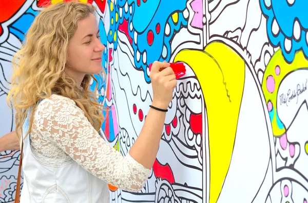 Menina desenha com marcadores . — Fotografia de Stock