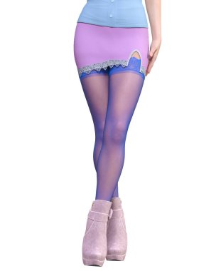 Menekşe etek ve çorap içinde güzel bir kadın bacağı. Kıyafet koleksiyonu. Kadın stüdyo fotoğrafı. Kavramsal moda sanatı..