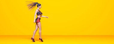 Kadın atlet koşu, bikinili şort. Pastel duvar arka planı. Kadın stüdyo fotoğrafı. Kavramsal moda sanatı.