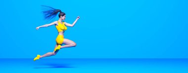 Kadın atlet koşu, bikinili şort. Pastel duvar arka planı. Kadın stüdyo fotoğrafı. Kavramsal moda sanatı.