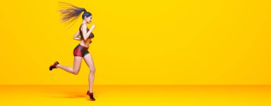 Kadın atlet koşu, bikinili şort. Pastel duvar arka planı. Kadın stüdyo fotoğrafı. Kavramsal moda sanatı.