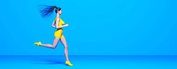 Woman Athlete Runs Sports Shorts Bikini Pastel Τοίχο Φόντο Woman — Φωτογραφία Αρχείου