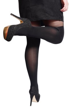 Güzel seksi kadın bacaklarını açıp bir kelebek siyah tayt