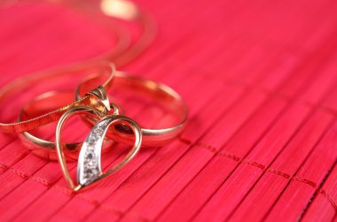 İki altın alyans ve altın kalp