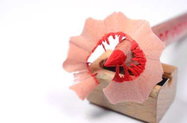 Parlak kırmızı kalemle bıçak kalemtıraş