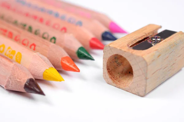 Set de lápices de colores brillantes y afilador de cuchillos — Foto de Stock