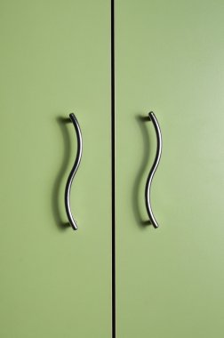 İki metal kolları ile renkli kapı