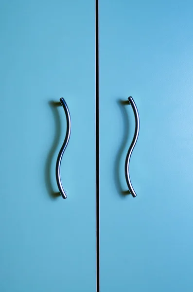 Kolorowe drzwi z dwa uchwyty metalowe — Zdjęcie stockowe