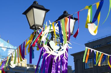 Renkli kurdeleler ve sokak ışıkları.