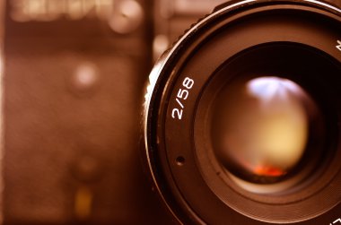 parça eski film dslr fotoğraf makinesi lens ile. objektif ve kamera Otomatik zamanlayıcı düğmesi. Önden Görünüm. Makro. seçici odak. Vintage Fotoğraf. Tonlama.