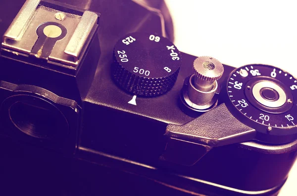 老胶片单反相机 车轮的选择快门 帧计数器和快门按钮 关闭了视图 选择性的焦点 老式的照片 — 图库照片