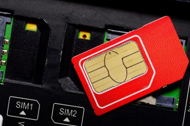 Kızıl SIM kart yuvaları içinde hareket eden telefon.