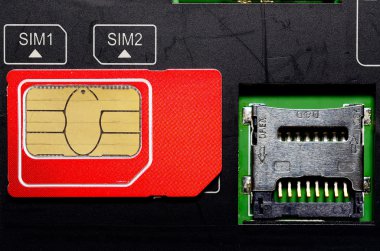 Kızıl SIM kart yuvaları içinde hareket eden telefon.