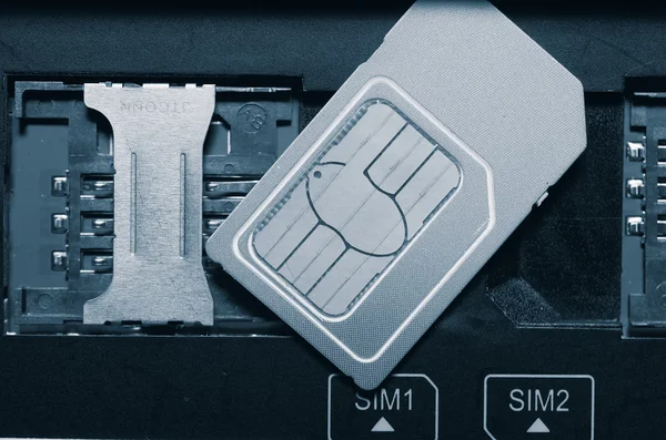SIM-kaart op "slots" in mobiele telefoon. — Stockfoto