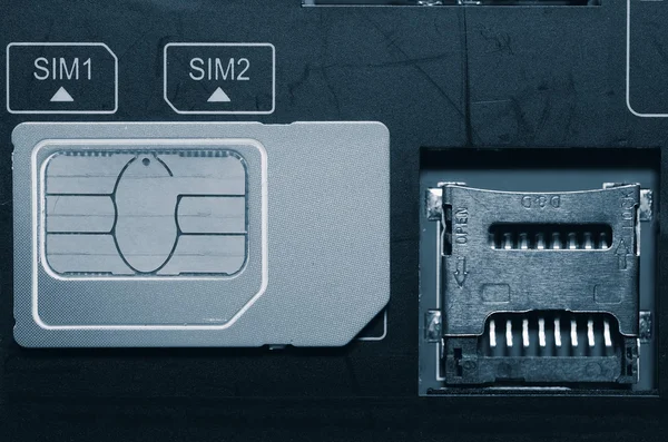 SIM karta na sloty v mobilním telefonu. — Stock fotografie