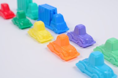 Renkli plastik oyuncak arabalar.