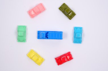 Bir araba çok araba çevrili.