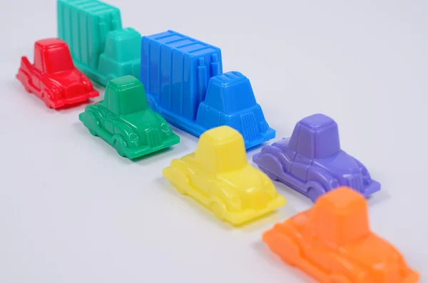 Renkli plastik oyuncak arabalar. — Stok fotoğraf