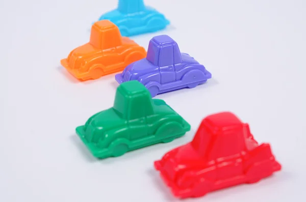Renkli plastik oyuncak arabalar. — Stok fotoğraf