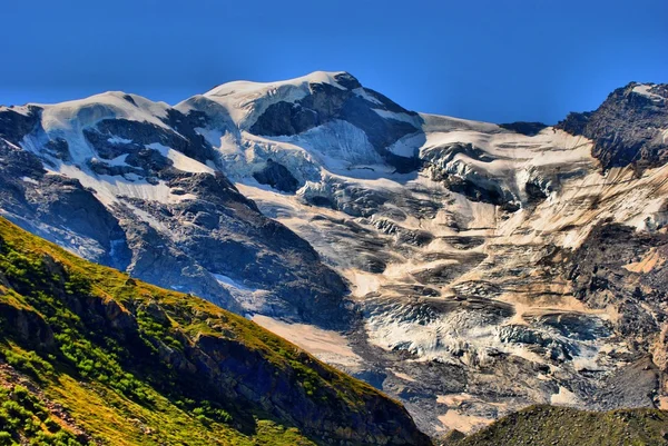 Montagna rocciosa primavera — Foto Stock